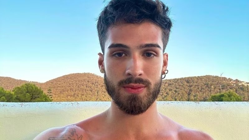 João Guilherme realiza procedimento para ‘escurecer os dentes’ João Guilherme realiza procedimento para ‘escurecer os dentes’