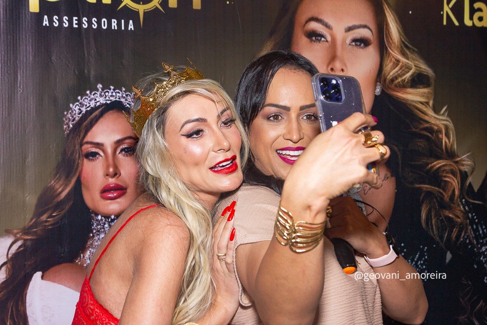 Aniversário de Andressa Urach tem lingerie ousada e convidada exibe seios desnudos