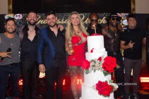 Aniversário de Andressa Urach tem lingerie ousada e convidada exibe seios desnudos
