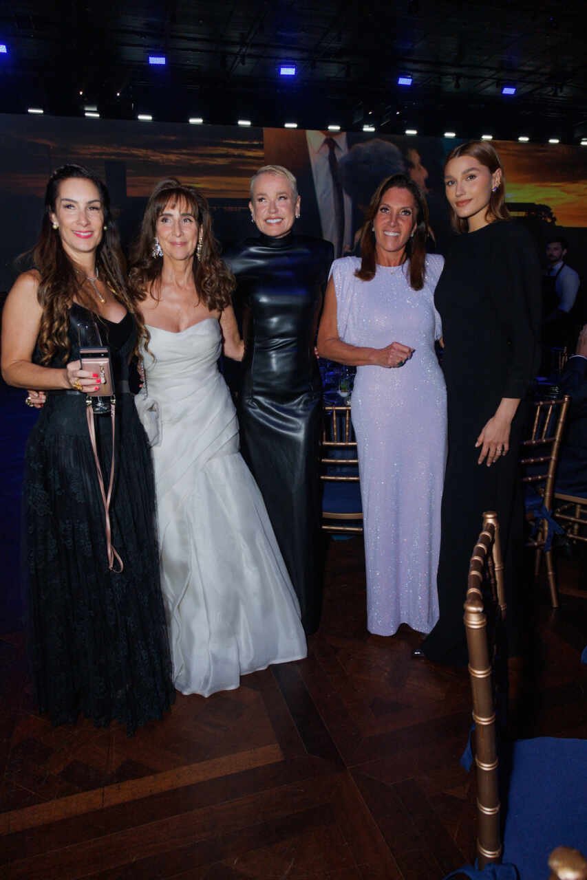 Ivete Sangalo faz roda de axé com Xuxa, Sasha e irmã de Ayrton Senna