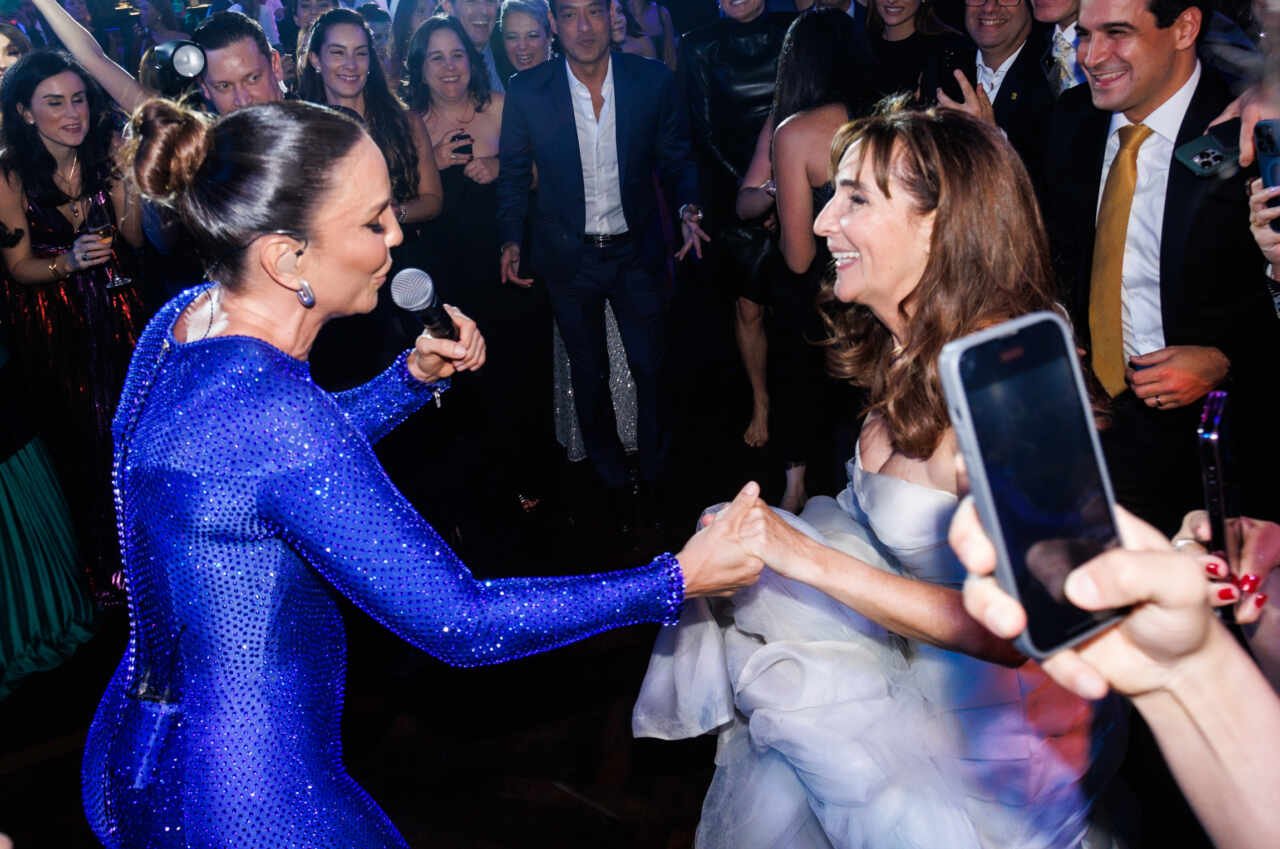 Ivete Sangalo faz roda de axé com Xuxa, Sasha e irmã de Ayrton Senna
