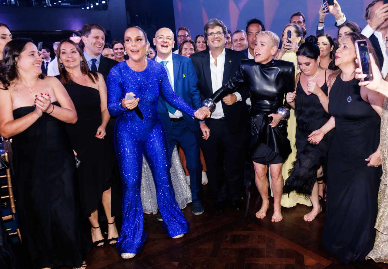 Ivete Sangalo faz roda de axé com Xuxa, Sasha e irmã de Ayrton Senna