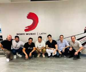 Em Miami, Luan Santana é recebido pelo time da Sony Latina