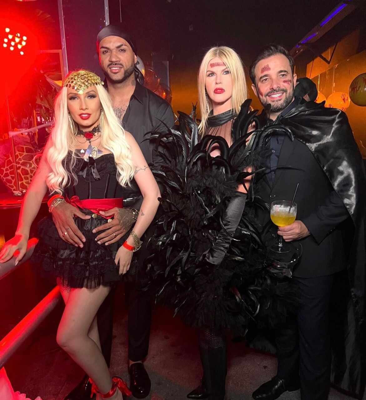 Chaline Grazik encanta entre as celebridades convidadas para o Baile do Helinho 16 Celebridades agitam Baile de Halloween em São Paulo