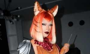 Gabryell Urlan se transforma no Gato de Botas em Baile de Halloween