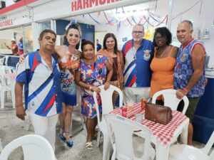 Tatiana Breia curte feijoada da União da Ilha com familiares e amigos