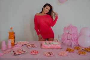 Geisy Arruda comemora 15 anos do vestido rosa