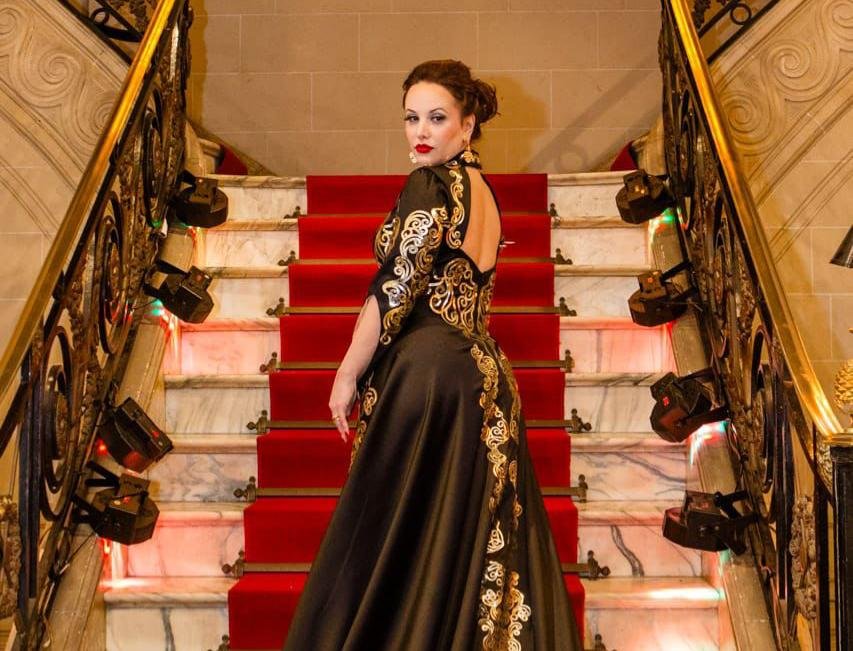 Sabrinna Zanini celebra os 10 anos do evento Mirror com Glamour na Casa Julieta de Serpa