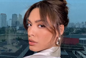 Ex-BBB Beatriz Reis mostra crachá da Globo após ser contratada