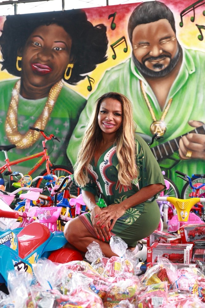 Quitéria Chagas sobe à comunidade para distribuir presentes pelo Dia das Crianças em Madureira 25 frf 0548 1