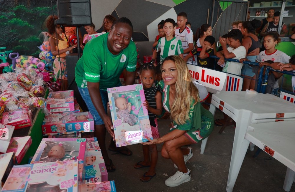 Quitéria Chagas sobe à comunidade para distribuir presentes pelo Dia das Crianças em Madureira 26 img 4189 1