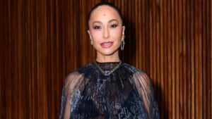 Sabrina Sato brilha ao mostrar barriguinha em look audacioso e transparente