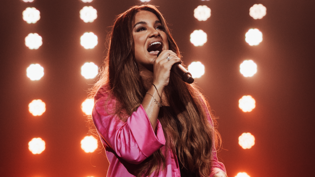 Em novo single, Sarah Beatriz compartilha a fé que transformou sua vida Em novo single, Sarah Beatriz compartilha a fé que transformou sua vida