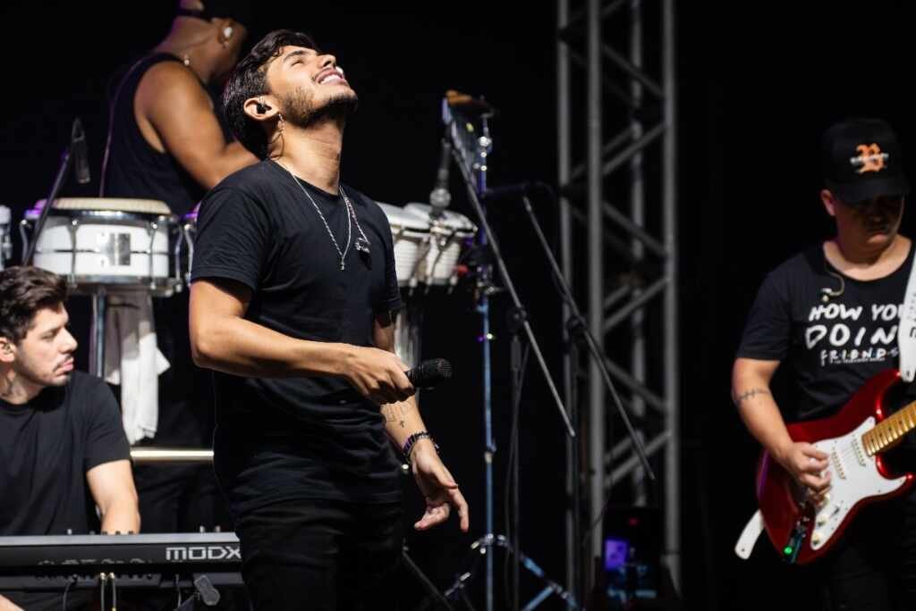 Lucas Rocha encanta fãs em show memorável em São Sebastião Lucas Rocha encanta fãs em show memorável em São Sebastião