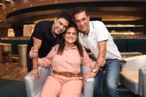 Zezé Di Camargo emociona ao receber a mãe no penúltimo dia de evento no MSC Seaview