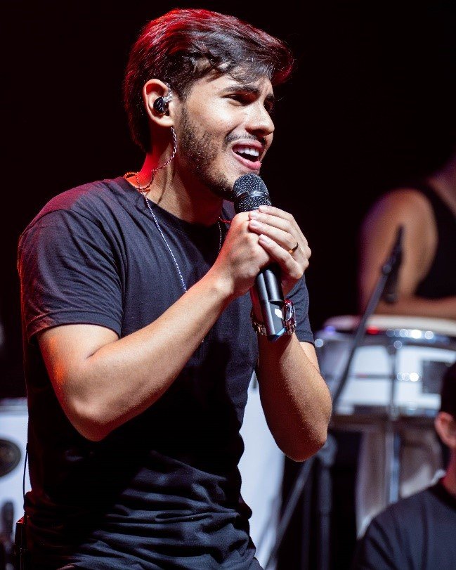 Lucas Rocha encanta fãs em show memorável em São Sebastião 17 2