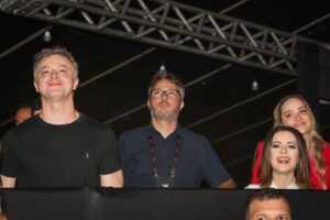 Sandy e Lucas Lima prestigiam show de estreia da turnê solo de Júnior Lima em Campinas