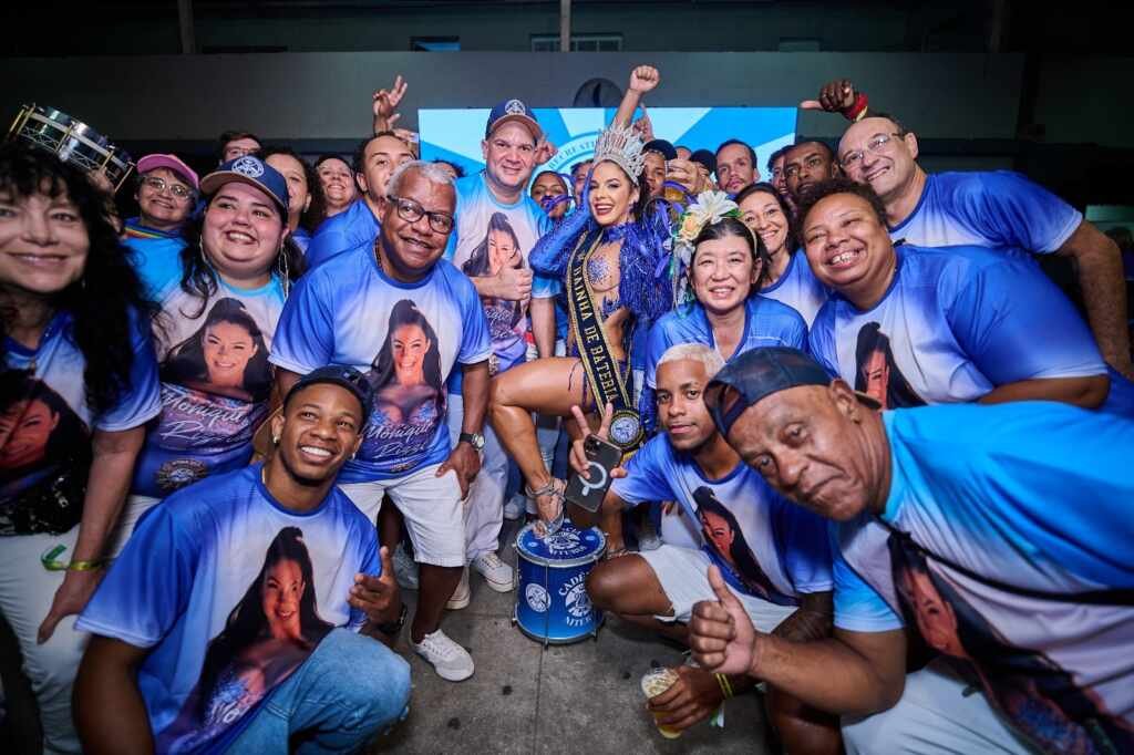 Monique Rizzeto é coroada rainha de bateria da Acadêmicos de Niterói