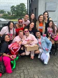 Gloria Groove emociona fãs com gesto inesperado antes de show