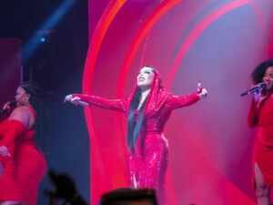 Gloria Groove encanta o Rio com o espetáculo “Serenata da GG” no Espaço Hall
