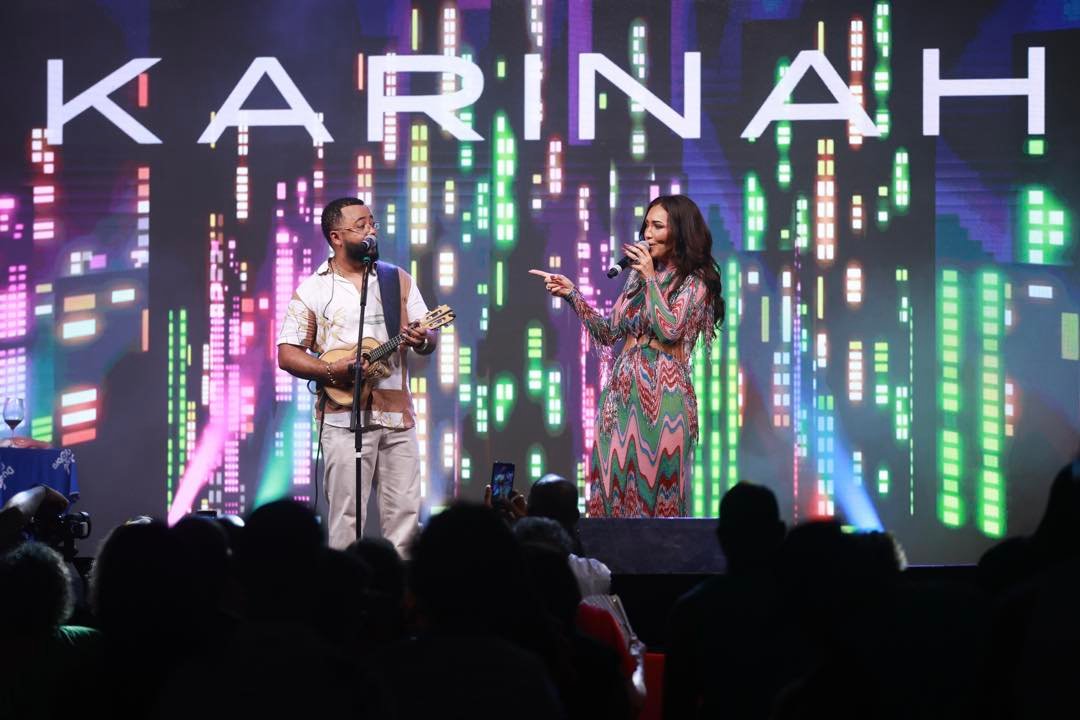 Karinah e Dudu Nobre no palco 8