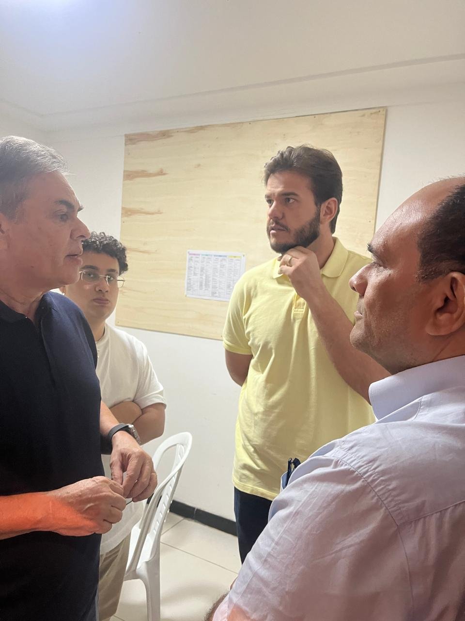 Surge uma nova liderança no Nordeste 17 O ex-governador Cássio Cunha Lima discute estratégias eleitorais com Bruno e Pimentel