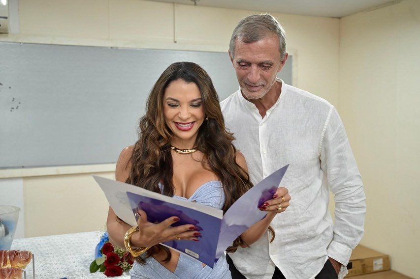 Monique Rizzeto é anunciada como musa da Vila Isabel para o carnaval de 2025 17 Rizzeto no barracao da Vila 1