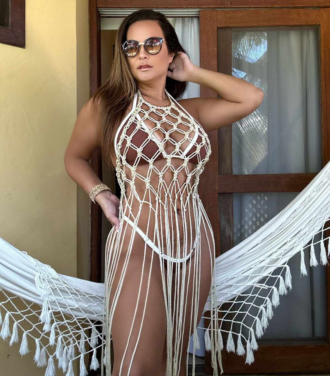 Geisy Arruda ousa com saída de praia sexy na Bahia