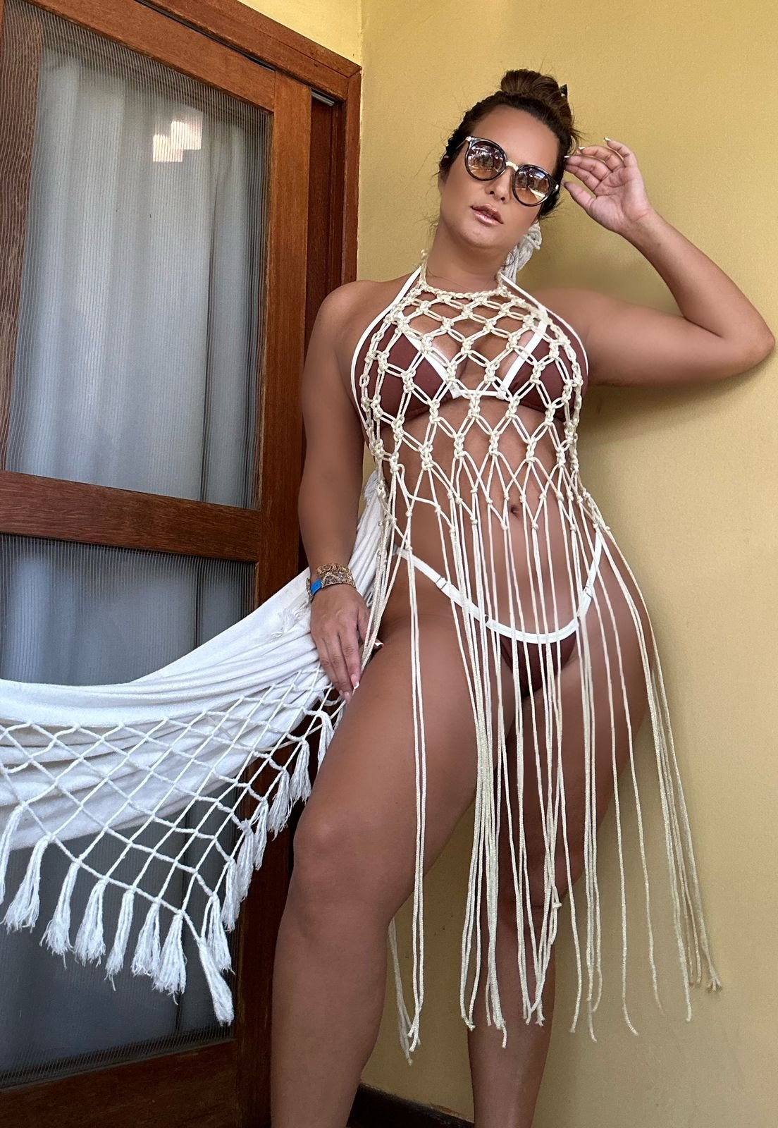 Geisy Arruda ousa com saída de praia sexy na Bahia