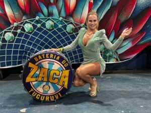 Ísis Camargo, empresária de Sorocaba brilha em noite de samba na Tucuruvi