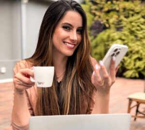 Mulheres encontram no digital uma nova rota para a independência financeira