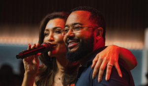 Karinah e Dudu Nobre fazem show na tradicional Feijoada da Verde e Rosa