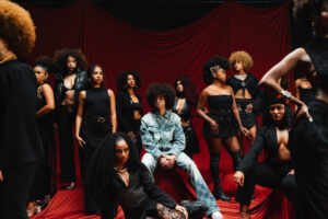 L7nnon abraça negritude em novo clipe
