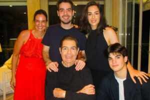 Faustão faz aparição especial em celebração de Natal com familia