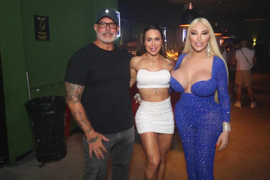 Jessica Alves brilha na noite paulistana ao lado de Alexandre e Fabi Frota
