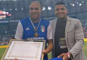 Antes de jogo da despedida, Adriano recebe medalha do deputado estadual TH jóias