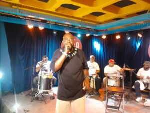 Ronaldo Gomes leva os fãs a loucura em show no Bar do Zeca Pagodinho na Zona Norte do Rio