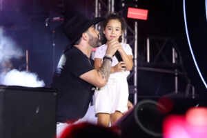 Filha de Edson, da dupla com Hudson, rouba a cena ao cantar no Navio Maiara e Maraisa