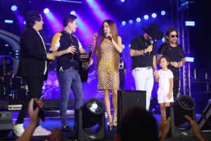 Filha de Edson, da dupla com Hudson, rouba a cena ao cantar no Navio Maiara e Maraisa