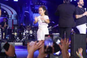 Filha de Edson, da dupla com Hudson, rouba a cena ao cantar no Navio Maiara e Maraisa