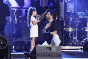Filha de Edson, da dupla com Hudson, rouba a cena ao cantar no Navio Maiara e Maraisa