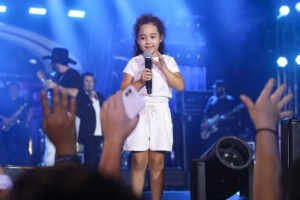 Filha de Edson, da dupla com Hudson, rouba a cena ao cantar no Navio Maiara e Maraisa