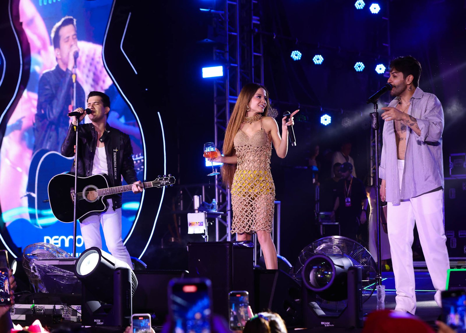 Maiara canta com Hugo e Guilherme no navio Maiara e Maraisa da PromoAção 19 Maiara, Hudo e Guilherme - Foto: Brazil News