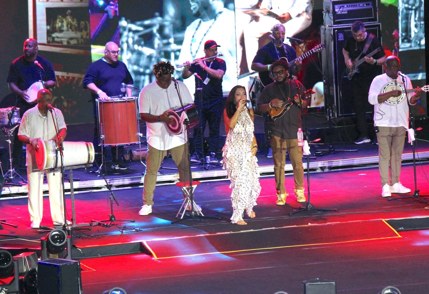 Karinah Brilha no Navio do Zeca Pagodinho em uma noite de muito samba e alegria 20 Karinah no Navio do Zeca - Crédito da Foto: Renato Cipriano / Zuleika Ferreira - Divulgação