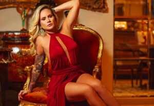 Modelo Isis Camargo se prepara para o Natal com vermelho sangue