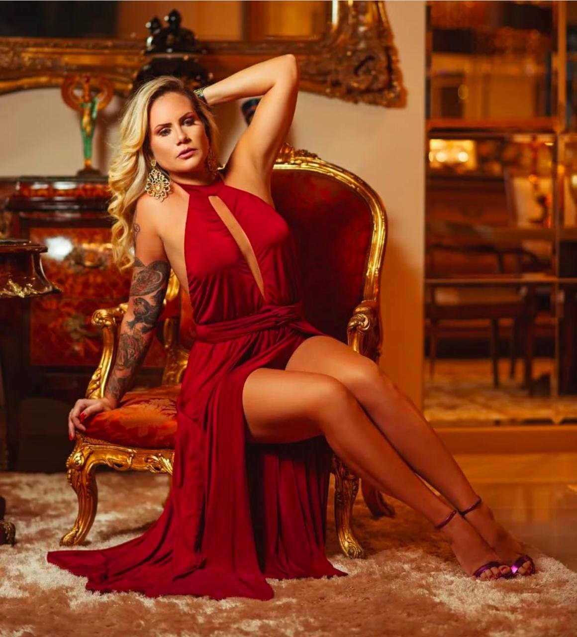 Modelo Isis Camargo se prepara para o Natal com vermelho sangue 23 Isis Camargo - Crédito das Foto: Victor de Almeida / Renato Cipriano e Zuleika Ferreira - Divulgação