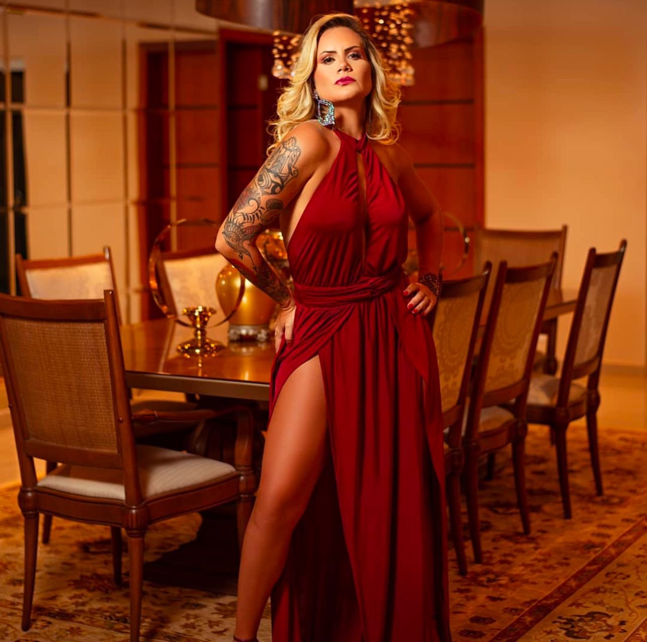 Modelo Isis Camargo se prepara para o Natal com vermelho sangue 20 Isis Camargo - Crédito das Foto: Victor de Almeida / Renato Cipriano e Zuleika Ferreira - Divulgação
