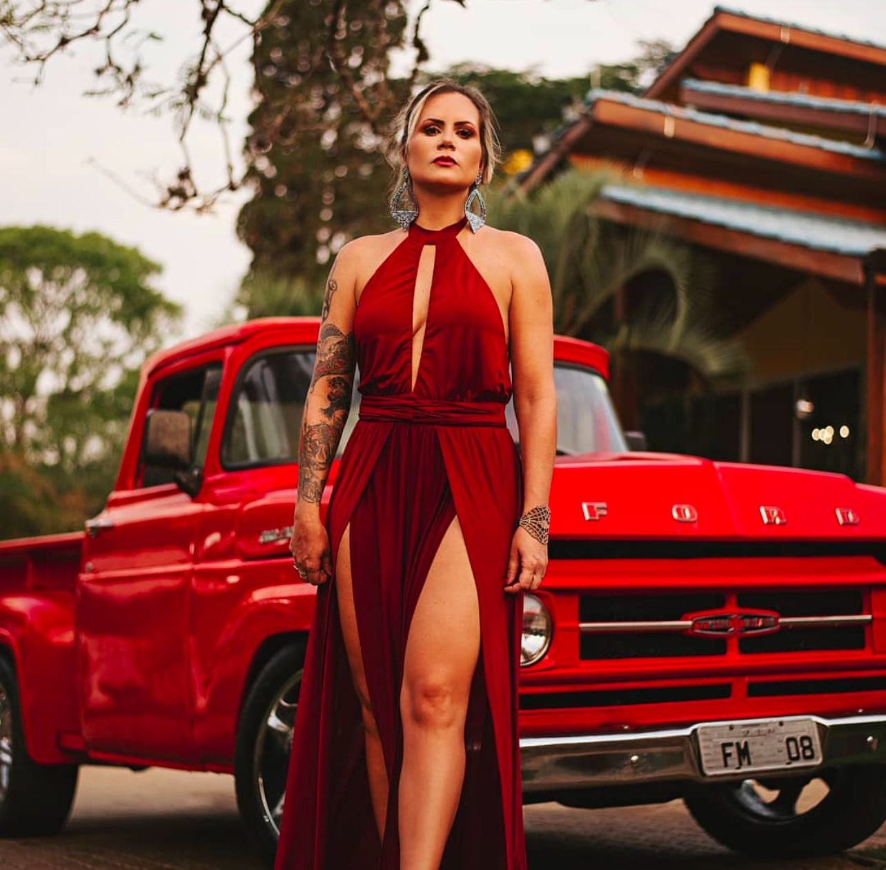 Modelo Isis Camargo se prepara para o Natal com vermelho sangue 22 Isis Camargo - Crédito das Foto: Victor de Almeida / Renato Cipriano e Zuleika Ferreira - Divulgação