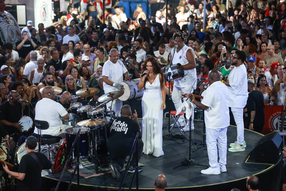 Karinah faz sua estreia no templo do samba a convite do grupo Fundo de Quintal 31 Karinah faz sua estreia no templo do samba a convite do grupo Fundo de Quintal