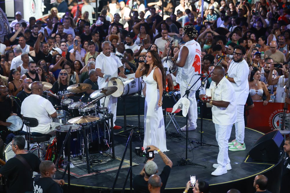 Karinah faz sua estreia no templo do samba a convite do grupo Fundo de Quintal 34 Karinah faz sua estreia no templo do samba a convite do grupo Fundo de Quintal